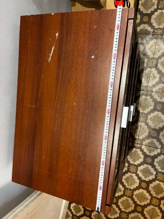 Cajonera de madera con puertas de cristal