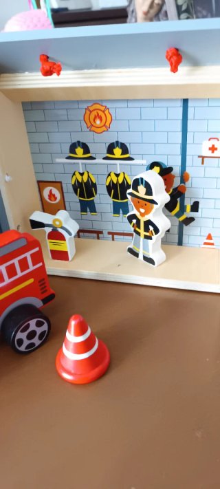 Casita de bomberos de madera