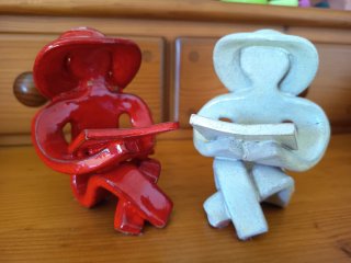 Dos figuras lectoras mujer de cerámica con libro