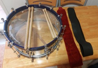 Tambor de caja grande + 4 baquetas + 2 cuerdas