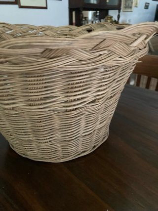 Cesta antigua de mimbre