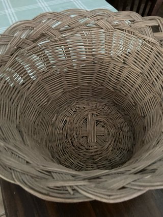 Cesta antigua de mimbre