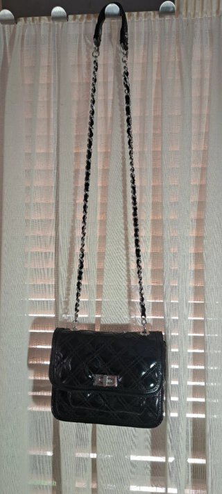 Bolso bandolera de charol negro