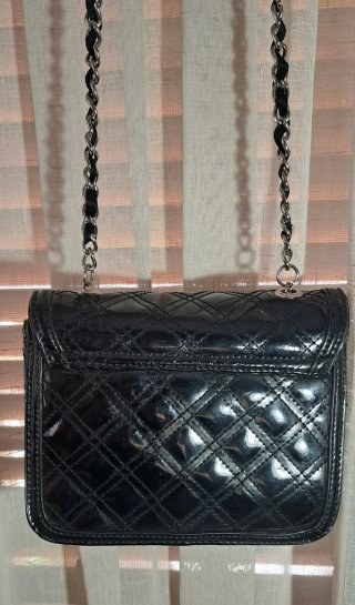 Bolso bandolera de charol negro