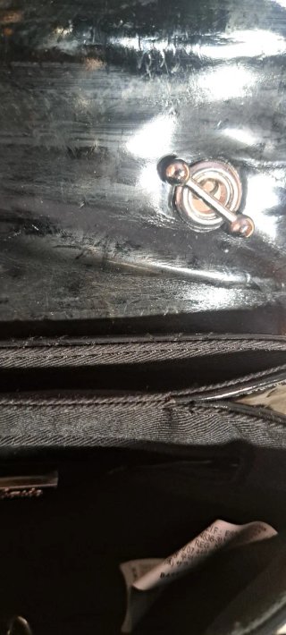 Bolso bandolera de charol negro