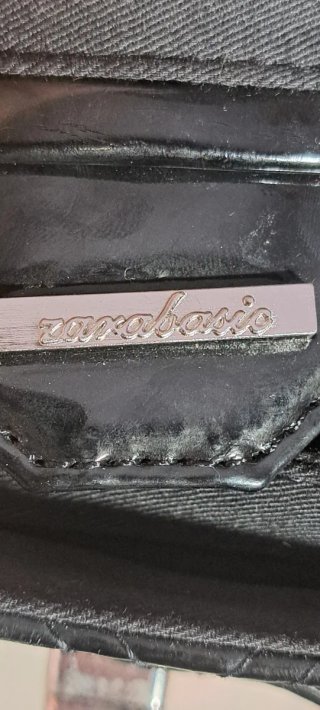 Bolso bandolera de charol negro