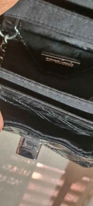 Bolso bandolera de charol negro