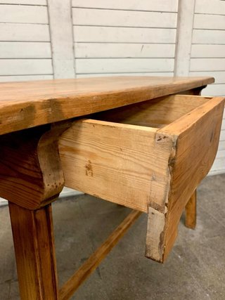 Mesa auxiliar rústica de madera. Vintage