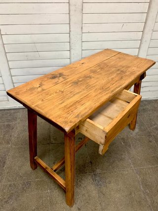 Mesa auxiliar rústica de madera. Vintage