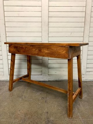 Mesa auxiliar rústica de madera. Vintage