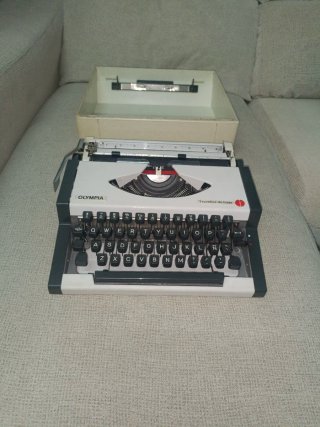 Máquina de escribir Olympia Traveller de Luxe