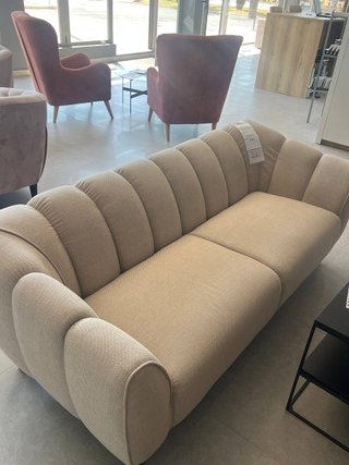 Sofá de tela beige