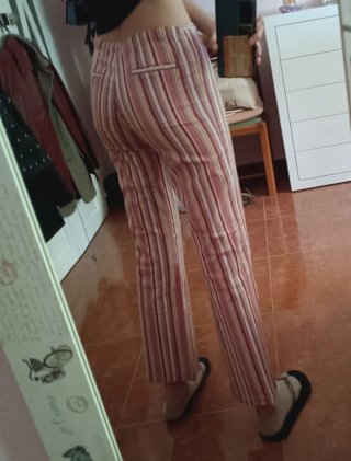 Pantalones de rayas beige y rojo