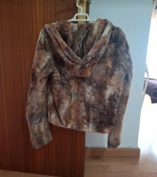 Chaqueta de pelo sintético con capucha