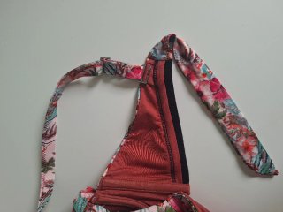 Bikini tropicale con fiori e palme