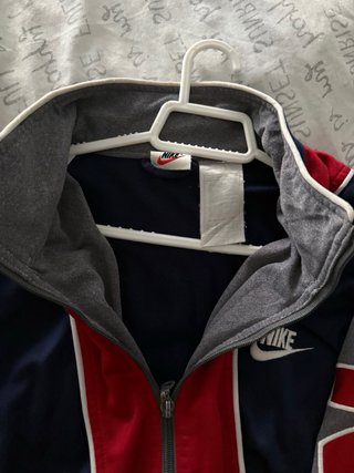 Chaqueta deportiva Nike azul y roja