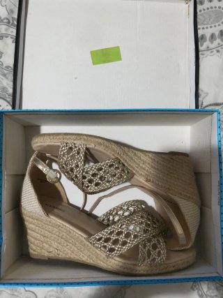 Sandalias cuña Kiabi beige y doradas