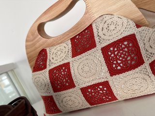 Bolso de crochet beige y rojo