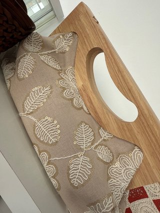 Bolso de mano beige con detalles dorados