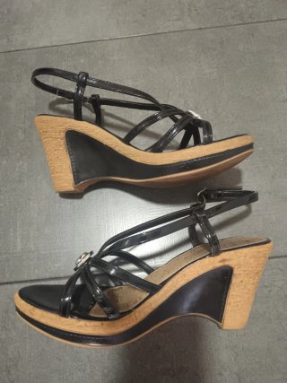 Sandalias cuña negras y beige