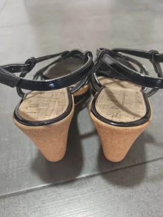 Sandalias cuña negras y beige