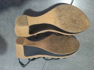 Sandalias cuña negras y beige