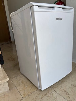 Nevera pequeña Beko con congelador