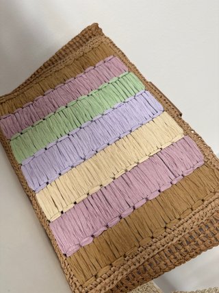 Bolso de rafia con tiras de colores