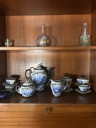 Menaje variado: jarras, tazas, ollas. Lotes