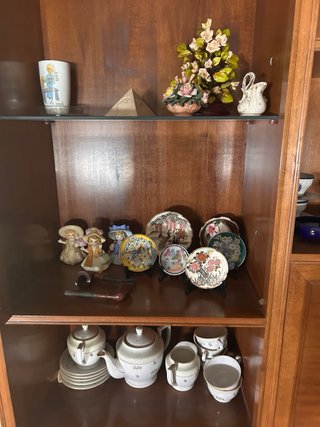 Menaje variado: jarras, tazas, ollas. Lotes