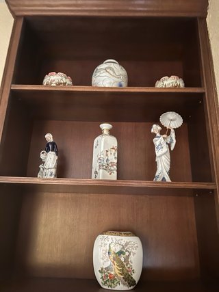 Menaje variado: jarras, tazas, ollas. Lotes