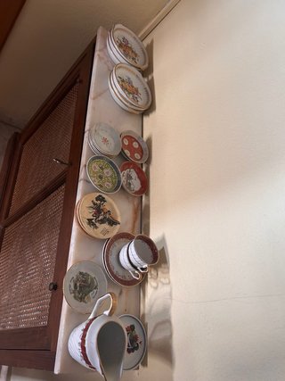 Menaje variado: jarras, tazas, ollas. Lotes