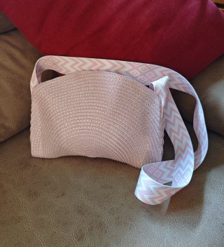 Bolso rosa con correa