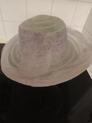 Sombrero de ala ancha con flores
