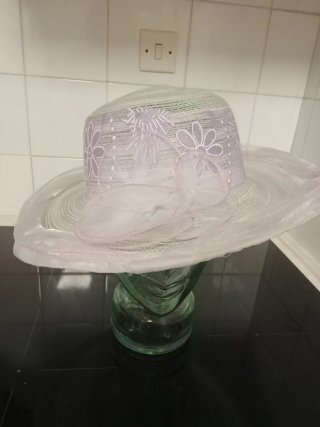 Sombrero de ala ancha con flores