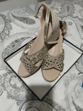 Sandalias doradas y beige cuña