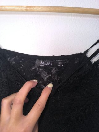 Top encaje Bershka negro talla S, lencero