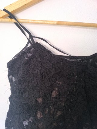 Top encaje Bershka negro talla S, lencero