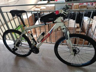 Bicicleta de montaña blanca