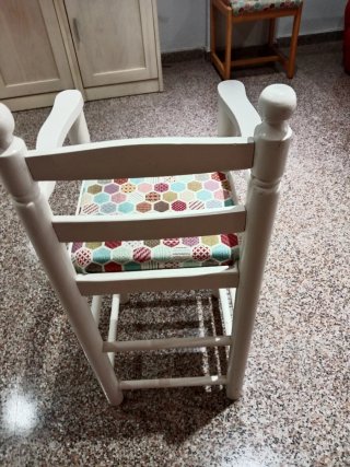 Silla infantil blanca con cojín