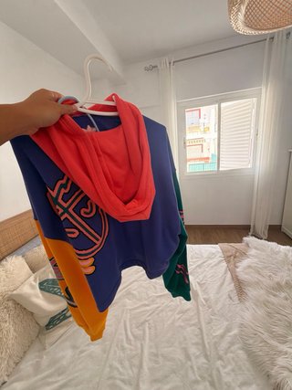 Sudadera Adidas Multicolor es cortita