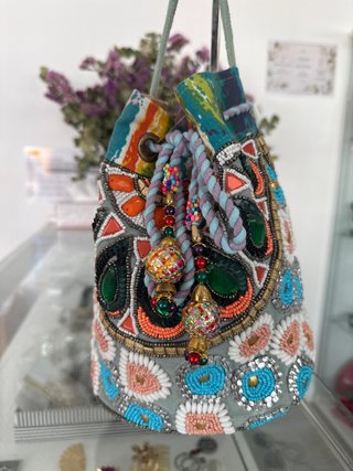 Bolso Multicolor con Cuentas y Flecos