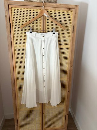 Falda midi blanca plisada