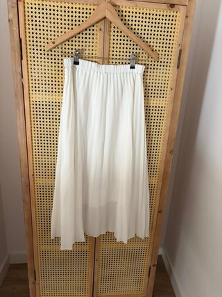 Falda midi blanca plisada