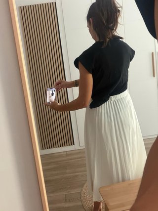 Falda midi blanca plisada