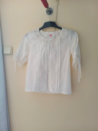 Camisa huertana con puntilla y lazo. Talla 10.