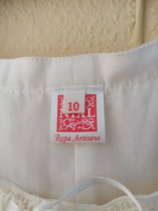 Camisa huertana con puntilla y lazo. Talla 10.