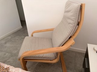 Silla de madera y tela beige