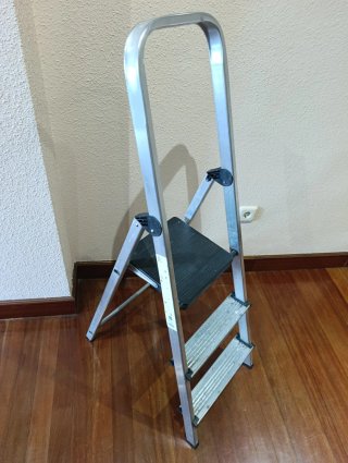 Escalera plegable 3 peldaños con barra de segurida