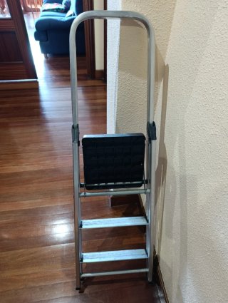 Escalera plegable 3 peldaños con barra de segurida
